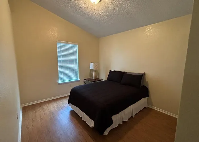 Holiday home Spacious With Large Backyard *
